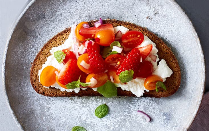 Smakstart med ricotta och tomat- sallad med jordgubbar - Recept | Pågen